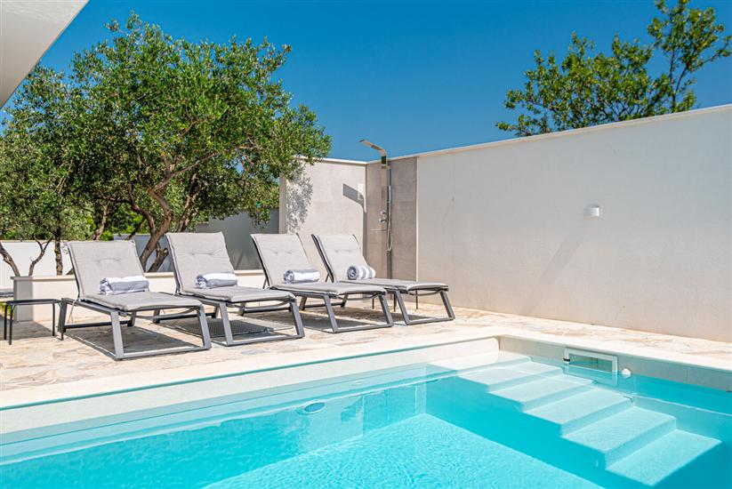 Apartmaji Villa Radelj B&B
