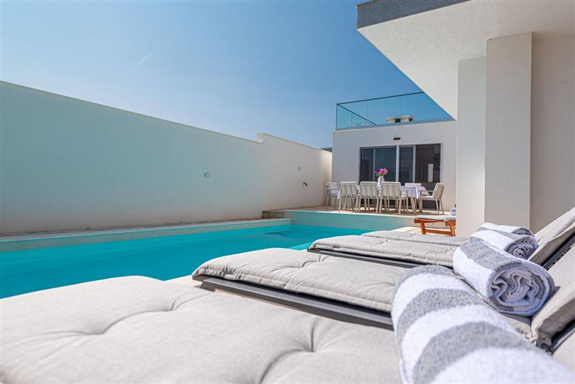 Apartmaji Villa Radelj B&B