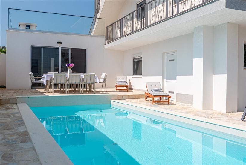 Apartmaji Villa Radelj B&B