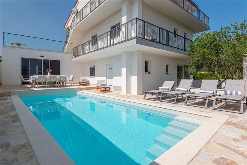 Apartmaji Villa Radelj B&B