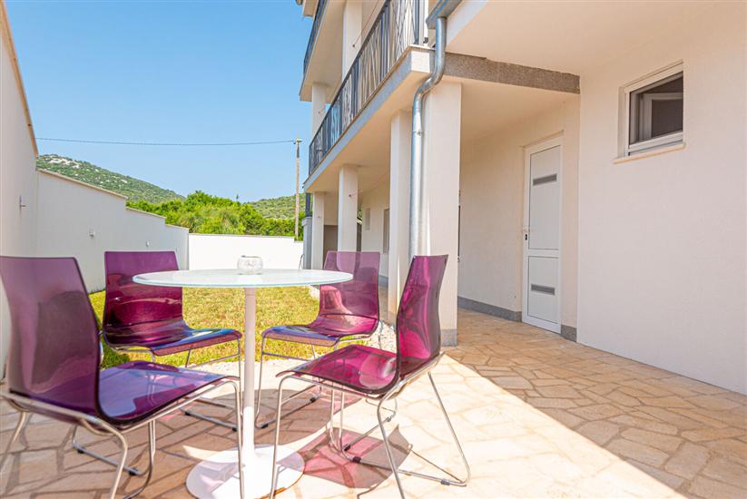 Apartmaji Villa Radelj B&B