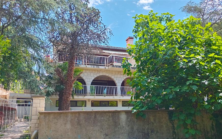 Apartments Njivice Rosulje