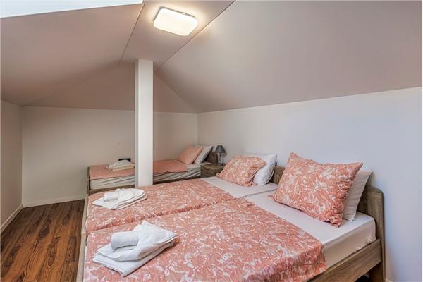 House K1, for 12 persons