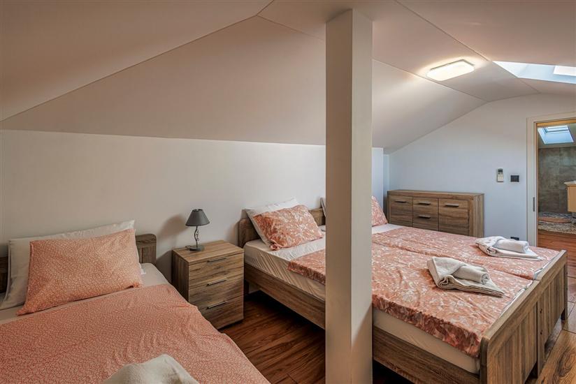 House K1, for 12 persons