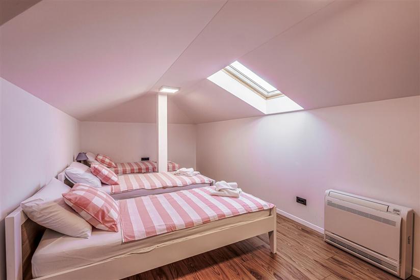 House K1, for 12 persons