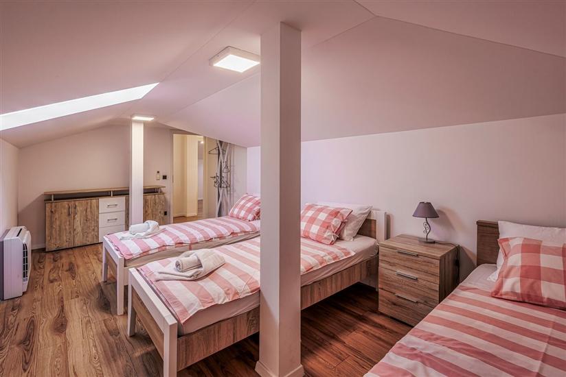 House K1, for 12 persons