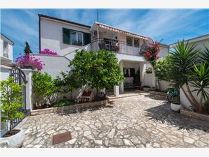 Apartment Gloria Jezera - island Murter, Size 52.00 m2, Airline distance to the sea 250 m, Airline distance to town centre 100 m