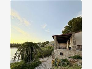 House Franceskini , Remote cottage, Size 50.00 m2, Airline distance to the sea 15 m