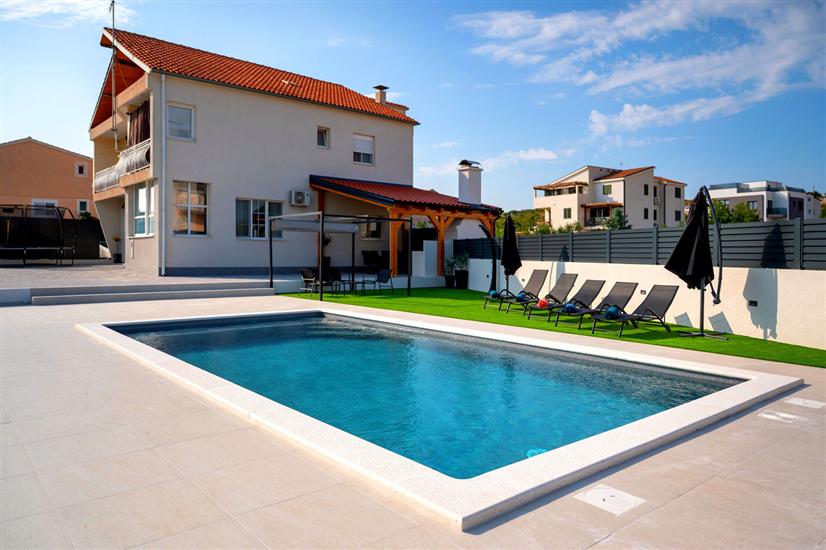 House Villa LuNi with heated private pool