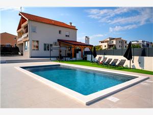 House Villa LuNi with heated private pool Brodarica, Size 120.00 m2, Airline distance to the sea 100 m, Airline distance to town centre 400 m