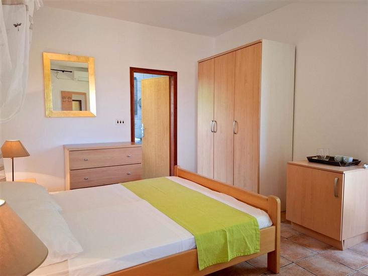 Room S1, for 2 persons