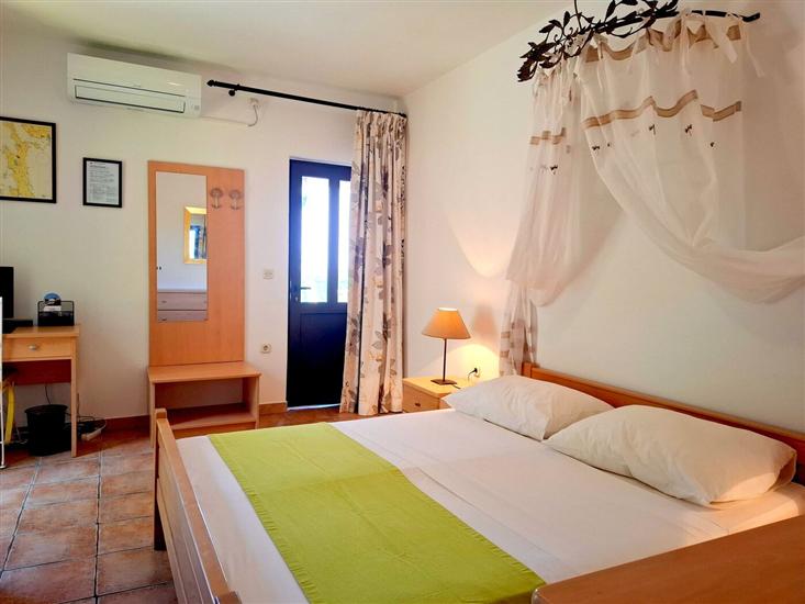 Room S1, for 2 persons