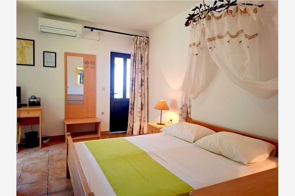 Room S1, for 2 persons