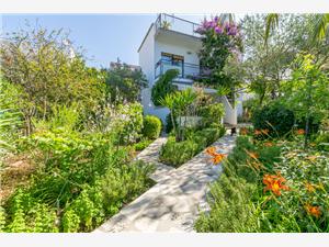 House Igor Rogoznica, Size 65.00 m2, Airline distance to the sea 5 m