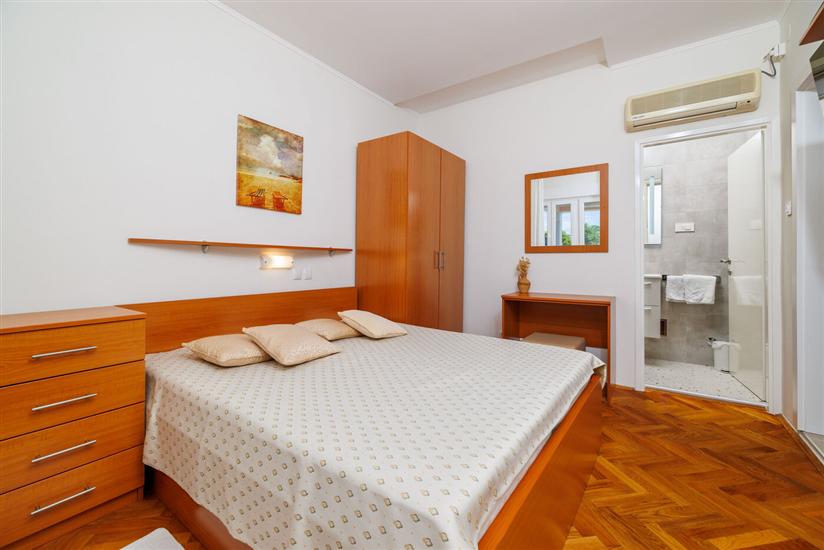 Room S1, for 2 persons