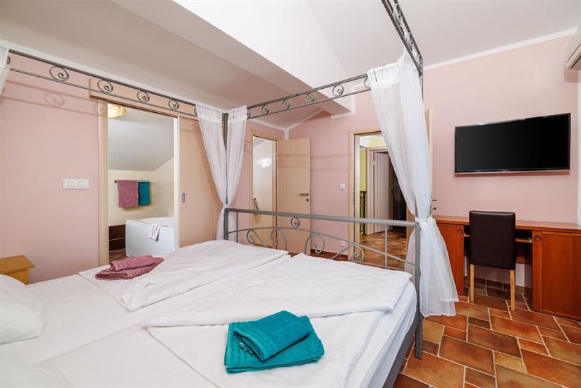 House K1, for 8 persons