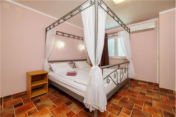 House K1, for 8 persons