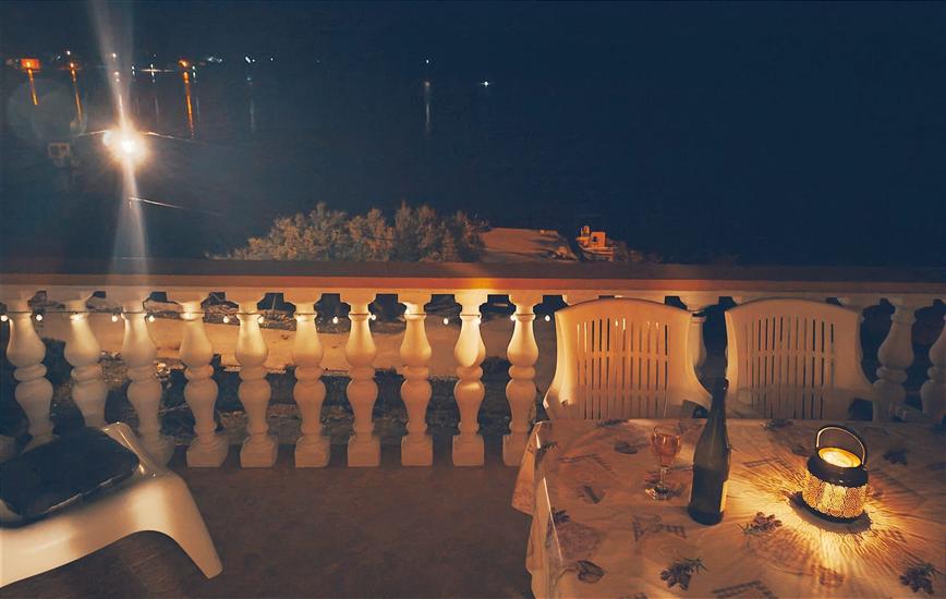 Apartments Grbac Veli Rat-Seaside