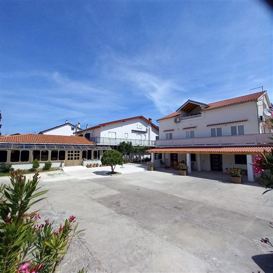 Apartments and Rooms PREKA