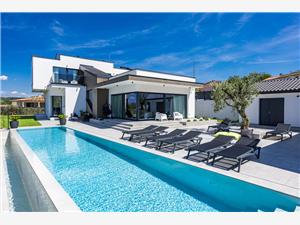 Villa Kim Momjan, Size 250.00 m2, Accommodation with pool, Airline distance to town centre 300 m