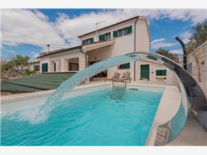 Vila V4 with pool Vodice, Kamenný dom, Rozloha 190,00 m2, Ubytovanie s bazénom