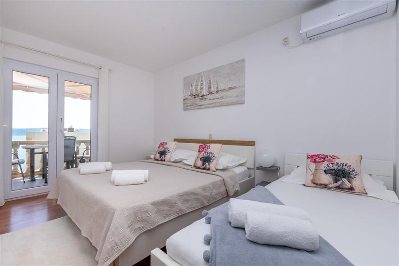 Room S1, for 3 persons