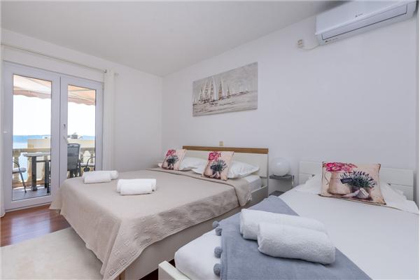 Room S1, for 3 persons