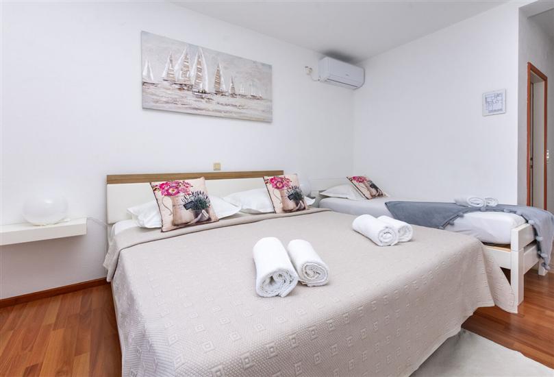 Room S1, for 3 persons