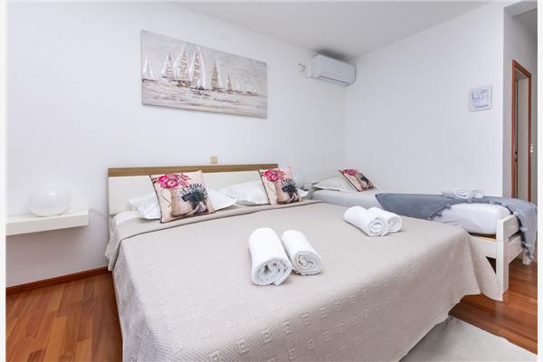 Room S1, for 3 persons