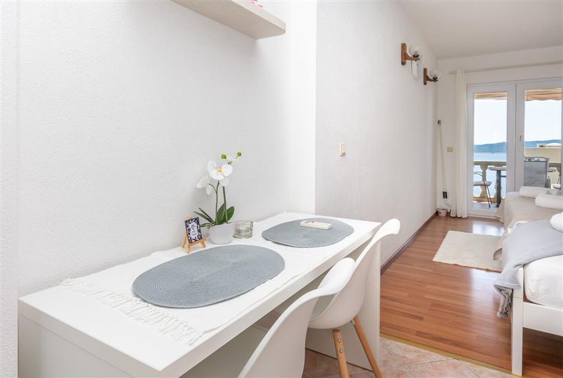 Room S1, for 3 persons