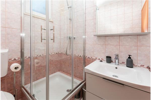 Room S1, for 3 persons