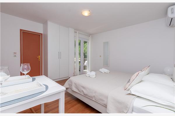 Room S2, for 2 persons