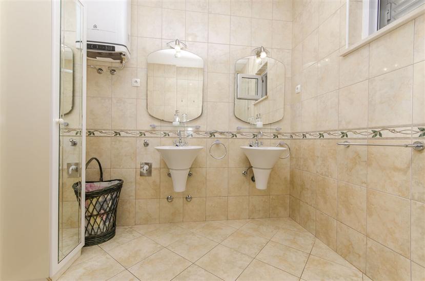 Apartment A1, for 7 persons