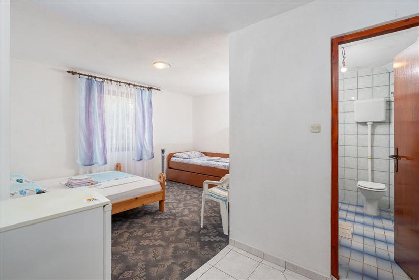 Room S3, for 3 persons