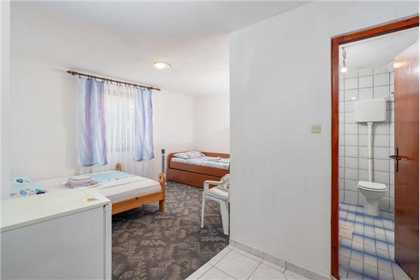 Room S3, for 3 persons