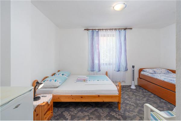 Room S3, for 3 persons