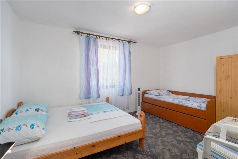 Room S3, for 3 persons