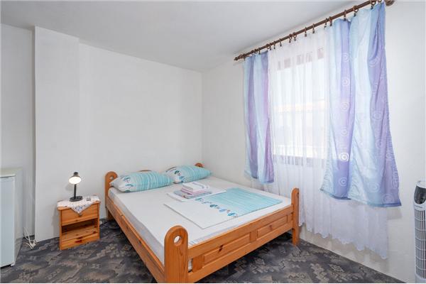 Room S3, for 3 persons