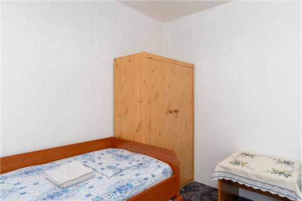 Room S3, for 3 persons