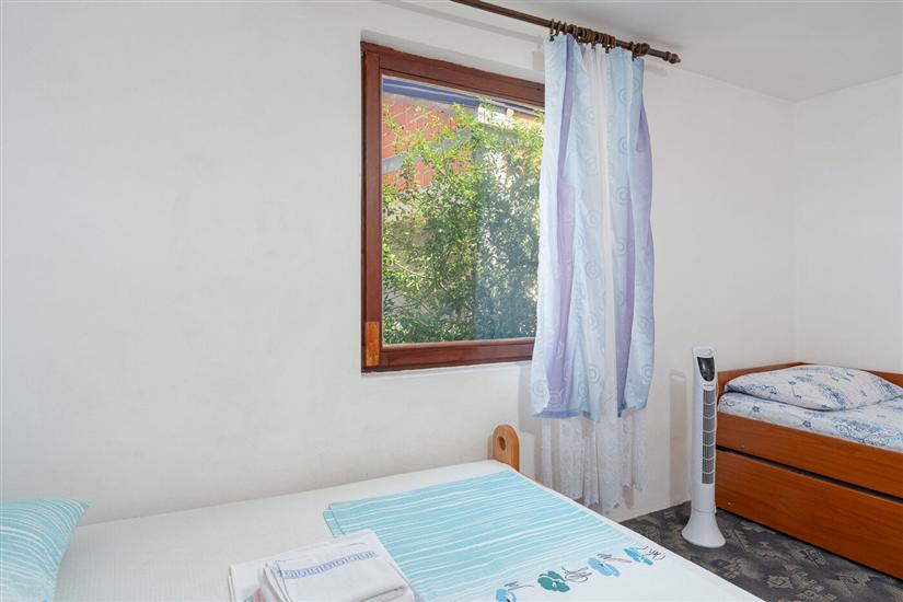 Room S3, for 3 persons