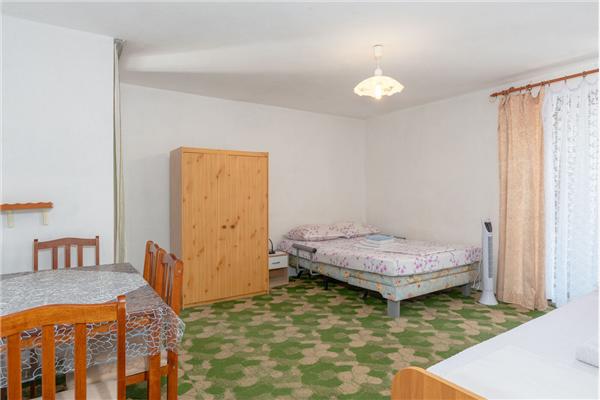 Room S4, for 3 persons