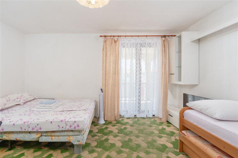 Room S4, for 3 persons