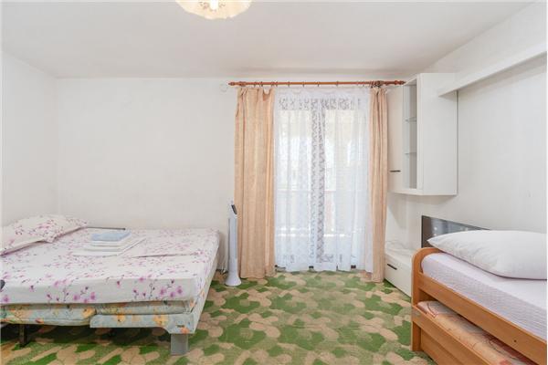 Room S4, for 3 persons