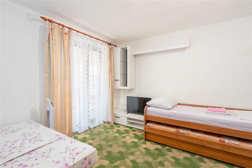 Room S4, for 3 persons