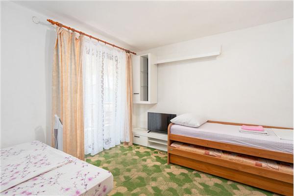 Room S4, for 3 persons