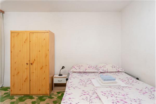 Room S4, for 3 persons