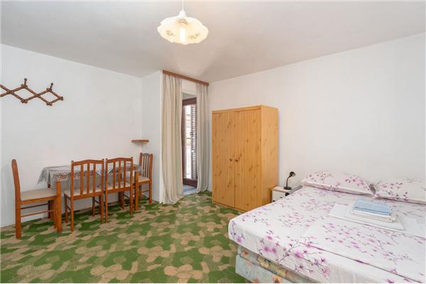 Room S4, for 3 persons