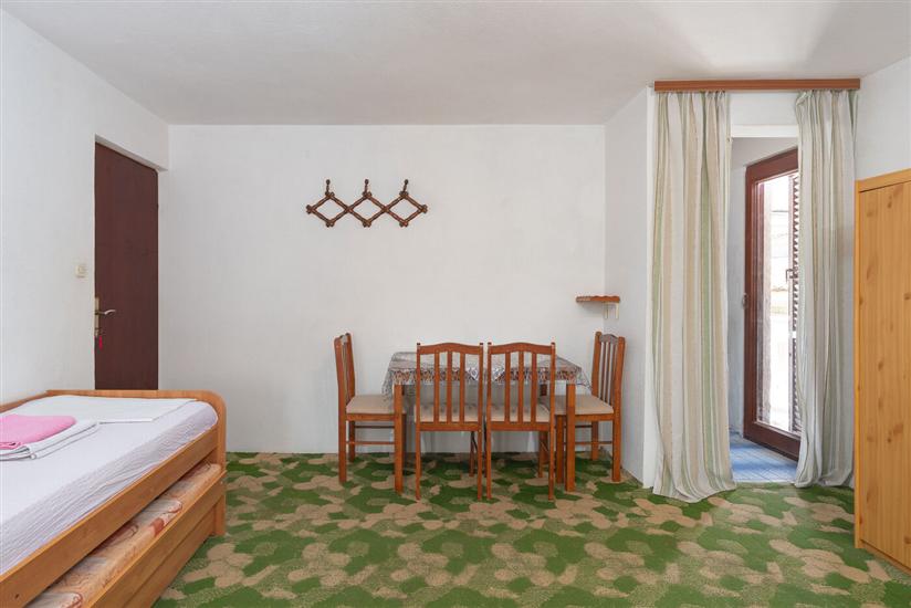 Room S4, for 3 persons