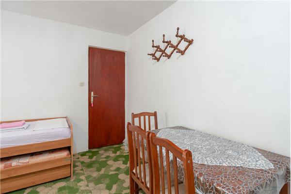 Room S4, for 3 persons