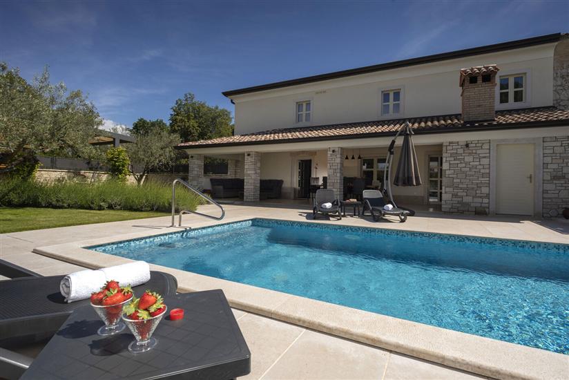 Villa Villa Casa Lori s bazenom i whirlpoolom